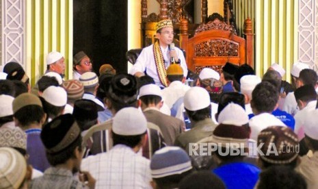 Gubernur NTB TGB Zainul Majdi menyampaikan tausiah bertema Mengapa Harus Islam Wasathiyyah di Masjid Ad-Du'a, Bandar Lampung, Lampung, Jumat (23/3).