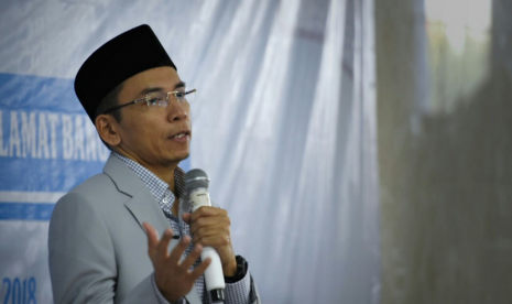 Gubernur NTB TGB Zainul Majdi menyampaikan tausyiahnya saat tabligh akbar di Masjid Baitul Ilmi, Institut Informatika dan Bisnis (IIB) Darmajaya, Bandar Lampung, Lampung, Kamis (22/3). Tabligh yang dihadiri oleh ratusan mahasiswa serta dosen IIB Darmajaya tersebut bertemakan 