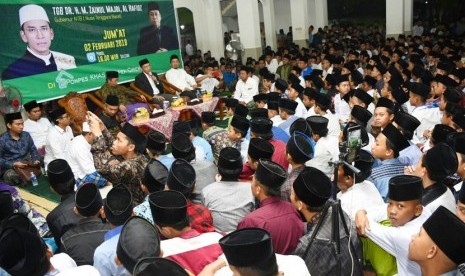 Gubernur NTB TGB Zainul Majdi (tengah) bersama Pengasuh Pondok Pesantren Kempek Cirebon, Muhammad Musthofa Aqiel (kiri) dalam Ngaji Kebangsaan di Ponpes Kempek, Cirebon, Jumat (2/2).