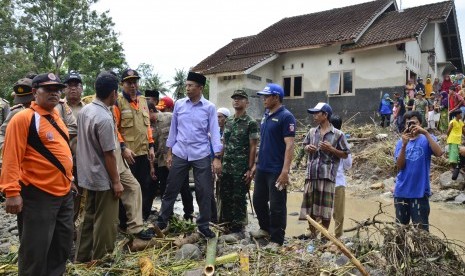 Gubernur NTB TGB Zainul Majdi (tengah) didampingi Kepala BPBD NTB, Muhammad Rum (ketiga kiri) meninjau korban banjir bandang di Desa Senyiur, Keruak, Selong, Lombok Timur, NTB, Selasa (21/11).