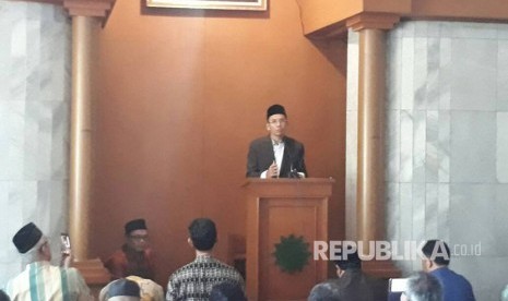 Gubernur NTB, TGH M Zainul Majdi memberikan ceramah tujuh menit seusai shalat duhur di Mesjid Persis di jalan Perintis Kemerdekaan, Kota Bandung, Ahad (4/6). Selama dua hari ke depan, TGB akan melakukan safari dakwah ke sejumlah tempat di Kota Bandung.