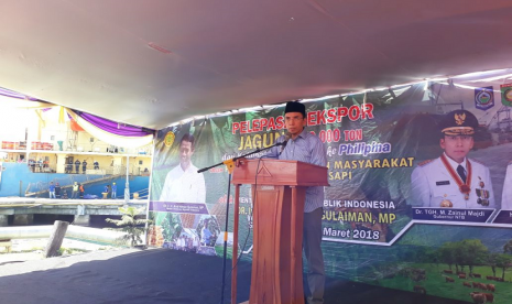 Gubernur NTB TGH M. Zainul Majdi menjelaskan potensi jagung di NTB dalam acara pelepasan ekspor jagung ke Filipina di Pelabuhan Besar Badas, Sumbawa, NTB, Selasa (20/3).