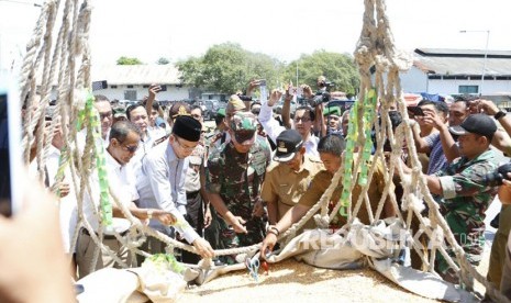 Gubernur NTB TGH M. Zainul Majdi (tengah) bersama Kepala Badan Ketahanan Pangan Agung Hendriadi dan Bupati Sumbawa Husni Djibril melepas pengiriman pertama 11.500 ton jagung ke Filipina melalui Pelabuhan Besar Badas, Sumbawa, NTB, Selasa (20/3).