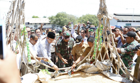 Gubernur NTB TGH M. Zainul Majdi (tengah) bersama Kepala Badan Ketahanan Pangan Agung Hendriadi dan Bupati Sumbawa Husni Djibril melepas pengiriman pertama 11.500 ton jagung ke Filipina melalui Pelabuhan Besar Badas, Sumbawa, NTB, Selasa (20/3). 