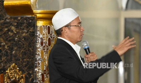 Gubernur NTB TGH Muhamad Zainul Majdi atau Tuan Guru Bajang (TGB) menyampaikan kajian Subuh di Masjid Komplek Ponpes Cintawana, Desa Cikunten, Kecamatan Singaparna, Kabupaten Tasikmalaya, Jawa Barat, Kamis (15/3).