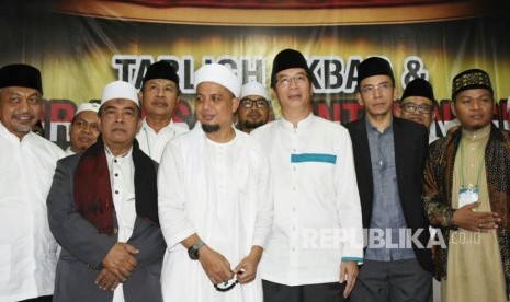 Gubernur NTB TGH Muhammad Zainul atau Tuan Guru Bajang (TGB) bersama Pimpinan Pondok Pesantren (Ponpes) Al Muchtar, Bekasi Utara, Jawa Barat (Jabar) Ustaz KH Ishommudin, dan Ustaz Arifin Ilham dalam Tabligh Akbar dan Zikir Bersama untuk Negeri di Ponpes Al Muchtar, Bekasi Utara, Jabar, Rabu (14/3).