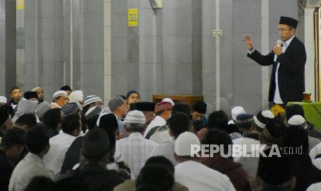 Gubernur NTB TGH Muhammad  Zainul Majdi atau Tuan Guru Bajang (TGB) memberikan tausyiah usai sholat shubuh di Masjid Agung Garut, Kabupaten Garut, Provinsi Jawa Barat, Ahad (14/1).