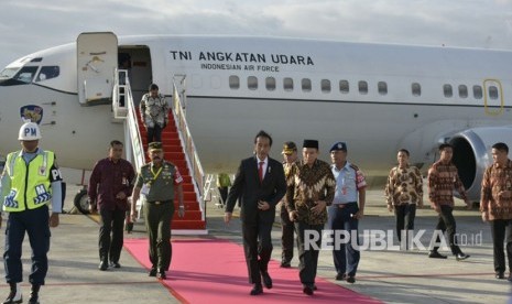 Gubernur NTB TGH Muhammad Zainul Majdi atau Tuan Guru Bajang (TGB) menyambut Presiden Joko Widodo (Jokowi) di Bandara Internasional Lombok pada Kamis (19/10) sekitar pukul 16.45 Wita.