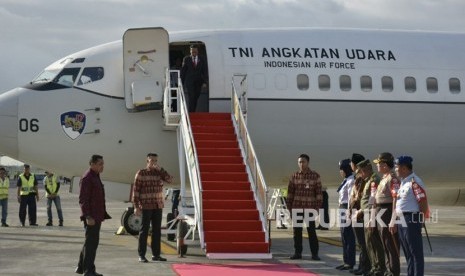 Gubernur NTB TGH Muhammad Zainul Majdi atau Tuan Guru Bajang (TGB) menyambut Presiden Joko Widodo (Jokowi) di Bandara Internasional Lombok pada Kamis (19/10) sekitar pukul 16.45 Wita.