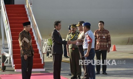 Gubernur NTB TGH Muhammad Zainul Majdi atau Tuan Guru Bajang (TGB) menyambut Presiden Joko Widodo (Jokowi) di Bandara Internasional Lombok pada Kamis (19/10) sekitar pukul 16.45 Wita.