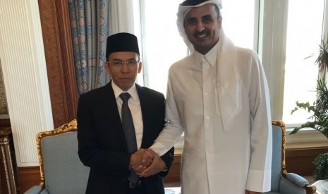 Gubernur NTB TGH Muhammad Zainul Majdi atau Tuan Guru Bajang (TGB) (kiri) bertemu Emir Qatar Syekh Tamim bin Hamad Al-Thani (kanan) di Istana Amir di Doha, Qatar, Ahad (10/12). TGB menindaklanjuti tawaran Presiden Joko Widodo kepada Syekh Tamim tentang investasi di KEK Mandalika.