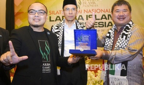 Gubernur NTB TGH Muhammad Zainul Majdi atau Tuan Guru Bajang (TGB) berbicara tentang riba dalam silaturrahmi nasional Lariba Islamic Indonesia di Fave Hotel, Garut, Jawa Barat (14/1).