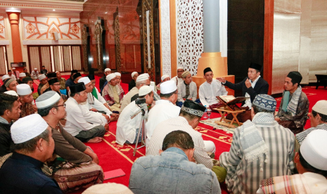 Gubernur NTB TGH Muhammad Zainul Majdi atau Tuan Guru Bajang (TGB) menyampaikan kajian tafsir Alquran usai shalat shubuh berjamaah di Masjid Hubbul Wathan, Kompleks Islamic Center NTB, Rabu (24/1).