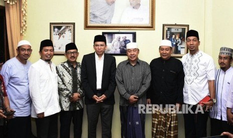 Gubernur NTB TGH Muhammad Zainul Majdi atau Tuan Guru Bajang (TGB) bersama Pimpinan Pondok Pesantren Buntet, Cirebon, KH Adib Rafiudin pada Jumat (2/2).