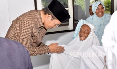 Gubernur NTB TGH Muhammad Zainul Majdi atau Tuan Guru Bajang (TGB) berbincang dengan para lansia di Balai Sosial Lanjut Usia (BSLU) Mandalika, Mataram, NTB, Senin (26/2).