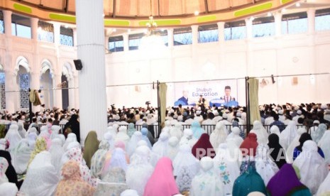 Gubernur NTB TGH Muhammad Zainul Majdi atau Tuan Guru Bajang (TGB) menyampaikan tausiah usai shalat shubuh berjamaah di Masjid Kopelma, Universitas Syah Kuala, Aceh, pada Jumat (2/3).