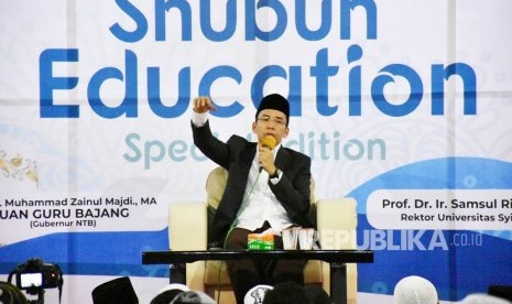 Gubernur NTB TGH Muhammad Zainul Majdi atau Tuan Guru Bajang (TGB) menyampaikan tausiah usai shalat shubuh berjamaah di Masjid Kopelma, Universitas Syah Kuala, Aceh, pada Jumat (2/3).