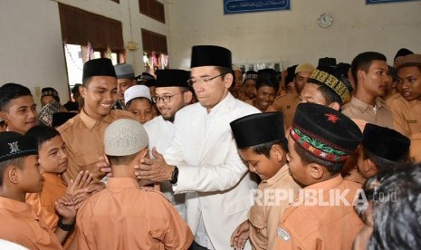 Gubernur NTB TGH Muhammad Zainul Majdi atau Tuan Guru Bajang (TGB) menyampaikan tausiah di Pondok Pesantren Madrasah Ulumul Quran di Dusun Pagar Air, Kecamatan Ingin Jaya, Kabupaten Aceh Besar, Provinsi Aceh pada Sabtu (3/4) kemarin.