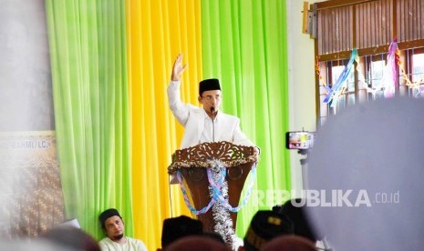 Gubernur NTB TGH Muhammad Zainul Majdi atau Tuan Guru Bajang (TGB) menyampaikan tausiah di Pondok Pesantren Madrasah Ulumul Quran di Dusun Pagar Air, Kecamatan Ingin Jaya, Kabupaten Aceh Besar, Provinsi Aceh pada Sabtu (3/4) kemarin.