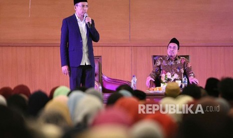 Gubernur NTB TGH Muhammad Zainul Majdi atau Tuan Guru Bajang (TGB) mengisi kuliah umum bertajuk Membingkai Indonesia dalam Perspektif Moderasi Pemahaman Alquran dan Hadis di UIN Sunan Gunungdjati, Bandung, Jawa Barat, Jumat (16/3).