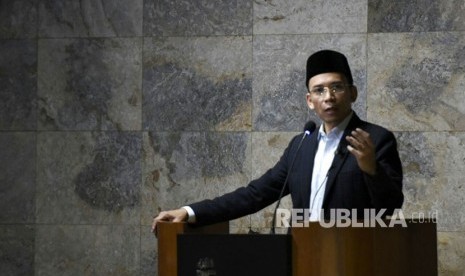 Gubernur NTB TGH Muhammad Zainul Majdi atau Tuan Guru Bajang (TGB) mengisi kajian shubuh bertajuk Wasatiyah dan Fenomena dan Dakwah Islamiyah di Indonesia di di Masjid Istiqamah, Bandung, Jumat (16/3).