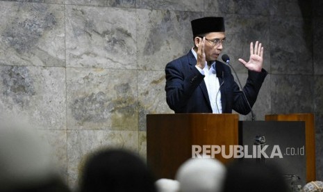 Gubernur NTB TGH Muhammad Zainul Majdi atau Tuan Guru Bajang (TGB) mengisi kajian shubuh bertajuk Wasatiyah dan Fenomena dan Dakwah Islamiyah di Indonesia di di Masjid Istiqamah, Bandung, Jumat (16/3).