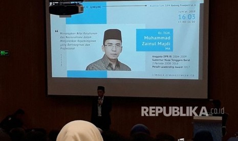 Gubernur NTB TGH Muhammad Zainul Majdi atau Tuan Guru Bajang (TGB) mengisi Studium General  dengan tema Menerapkan Nilai Ketuhanan dan Nasionalisme dalam  Menjalankan Kepemimpinan yang Berintegritas dan Profesional di Auditorium Sekolah Bisnis dan Management ITB, Jumat (16/3).