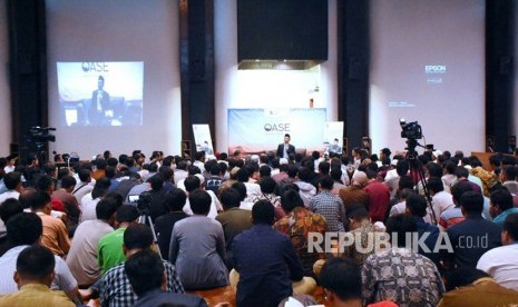 Gubernur NTB TGH Muhammad Zainul Majdi atau Tuan Guru Bajang (TGB) menyampaikan tausiah di Masjid Salman ITB, Bandung, Jawa Barat (Jabar), Jumat (16/3).