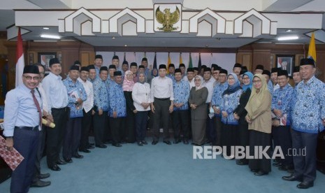 Gubernur NTB TGH Muhammad Zainul Majdi atau Tuan Guru Bajang (TGB) memacu seluruh organisasi perangkat daerah (OPD) lingkup Pemprov NTB untuk tetap semangat dalam melaksanakan seluruh program pembangunan saat rapat pimpinan di Kantor Gubernur NTB, Jalan Pejanggik, Mataram, NTB, Senin (19/3).