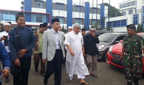 Gubernur NTB TGH Muhammad Zainul Majdi atau Tuan Guru Bajang (TGB) (berjas abu-abu dan berkopiah) menyampaikan tabligh akbar bertajuk 