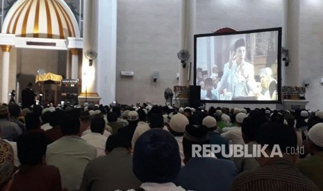 Gubernur NTB TGH Muhammad Zainul Majdi atau Tuan Guru Bajang (TGB) mengisi tabligh akbar bertajuk Kontribusi Alquran dalam Pembinaan Umat di Berbagai Aspek Kehidupan di Masjid Taqwa, Metro, Lampung, Kamis (22/3) malam.