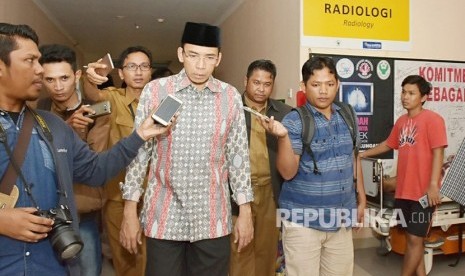 Gubernur NTB TGH Muhammad Zainul Majdi atau Tuan Guru Bajang (TGB) meninjau fasilitas kesehatan di RSUP NTB pada Selasa (27/3).