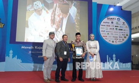 Gubernur NTB TGH Muhammad Zainul Majdi atau Tuan Guru Bajang (TGB) dinobatkan sebagai Tokoh Perbukuan Islam 2018 dalam Islamic Book Fair 2018 di Jakarta Convention Center (JCC), Rabu (18/4).