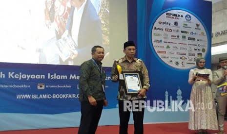 Gubernur NTB TGH Muhammad Zainul Majdi atau Tuan Guru Bajang (TGB) dinobatkan sebagai Tokoh Perbukuan Islam 2018 dalam Islamic Book Fair 2018 di Jakarta Convention Center (JCC), Rabu (18/4).