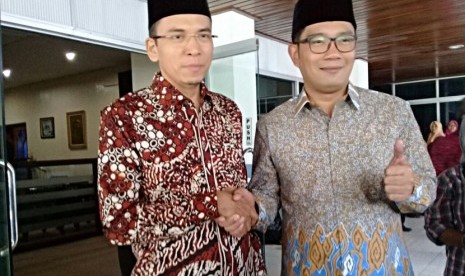 Gubernur NTB TGH Muhammad Zainul Majdi dan Wali Kota Bandung Ridwan Kamil di Kantor Gubernur NTB, Jalan Pejanggik, Mataram, NTB, Kamis (13/7). 