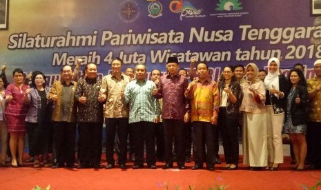 Gubernur NTB TGH Muhammad Zainul Majdi di antara para pelaku usaha wisata di NTB