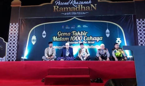 Gubernur NTB TGH Muhammad Zainul Majdi (kedua dari kiri), Wakil Gubernur NTB Muhammad Amin (kiri), Wali Kota Mataram Ahyar Abduh (tengah), dan Kapolres Mataram Muhammad (kanan) dalam Gema Takbir Malam 1000 Cahaya di depan Kantor Gubernur NTB, Mataram, Sabtu (24/6) malam.  