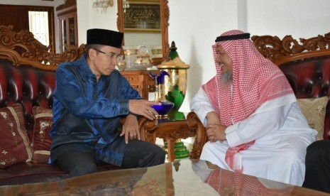 Gubernur NTB TGH Muhammad Zainul Majdi (kiri) bertemu Ketua Investor Arab Saudi di Indonesia Dr Hassan Saeed Bugis (kanan) di Pendopo Gubernur NTB, Senin (27/2).