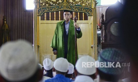 Gubernur NTB TGH Muhammad Zainul Majdi (kiri) 