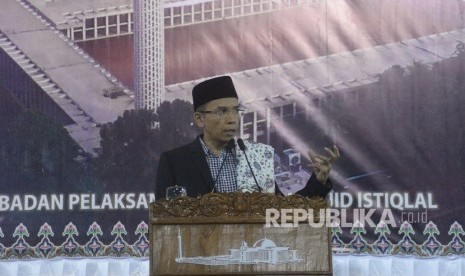  Gubernur NTB TGH Muhammad Zainul Majdi memberikan ceramah sebelum shalat tarawih di Masjid Istiqlal, Jakarta, Kamis (8/6).