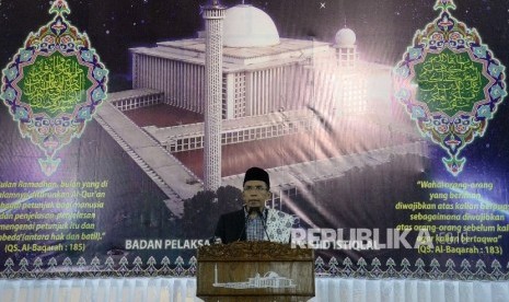 Gubernur NTB TGH Muhammad Zainul Majdi memberikan ceramah sebelum shalat tarawih di Masjid Istiqlal, Jakarta, Kamis (8/6).