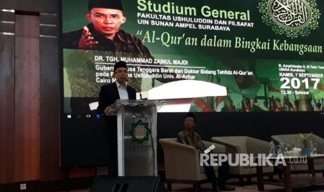 Gubernur NTB, TGH Muhammad Zainul Majdi, memberikan materi bertema Alquran Dalam Bingkai Kebangsaan dalam Stadium General di Universitas Islam Negeri Sunan Ampel (UINSA) Surabaya, Kamis (7/9). 