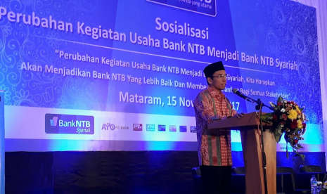 Gubernur NTB TGH Muhammad Zainul Majdi memberikan sambutan dalam sosialisasi konversi Bank NTB menjadi Bank NTB Syariah di Ballroom Islamic Center NTB, Rabu (15/11).