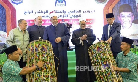 Gubernur NTB TGH Muhammad Zainul Majdi membuka Konferensi Internasional dan Multaqa IV Alumni Al Azhar di Islamic Center NTB, Rabu (18/10).