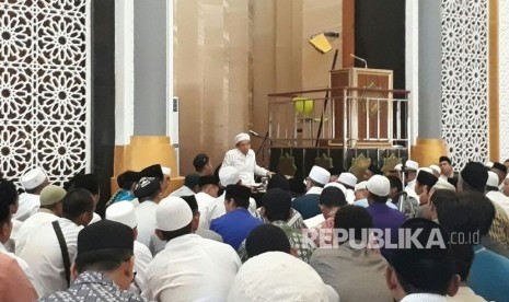 Gubernur NTB TGH Muhammad Zainul Majdi mengisi kajian tafsir usai Shalat Jumat di Masjid Hubbul Wathan, Kompleks Islamic Center NTB, Jumat (8/12). Gubernur yang dikenal dengan Tuan Guru Bajang (TGB) juga mengajak jamaah mendoakan Palestina.