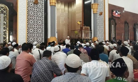 Gubernur NTB TGH Muhammad Zainul Majdi mengisi kajian tafsir usai Shalat Jumat di Masjid Hubbul Wathan, Kompleks Islamic Center NTB, Jumat (8/12). Gubernur yang dikenal dengan Tuan Guru Bajang (TGB) juga mengajak jamaah mendoakan Palestina.