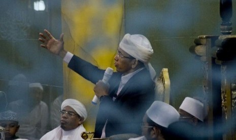 Gubernur NTB TGH Muhammad Zainul Majdi mengisi kuliah subuh di Masjid Al Falah, Pontianak, Kalimantan Barat pada Sabtu (17/11). 