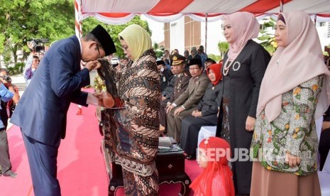 Gubernur NTB TGH Muhammad Zainul Majdi menjadi inspektur upacara dalam peringatan hari pahlawan di Lapangan Bumi Gora, Kantor Pemprov NTB, Jumat (10/11). Pria yang dikenal dengan Tuan Guru Bajang (TGB) juga mengucapkan terimakasih kepada seluruh pihak yang telah bersama-sama berjuang menjadikan TGKH Muhammad Zainuddin Abdul Madjid atau Maulana Syekh sebagai pahlawan nasional pertama dari NTB.