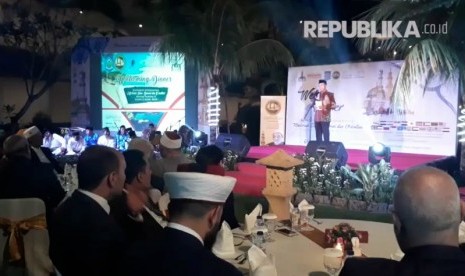 Gubernur NTB TGH Muhammad Zainul Majdi menyambut para peserta dalam jamuan makan malam di Hotel Lombok Raya, Mataram, pada Selasa (17/10) malam.