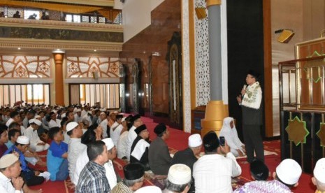 Gubernur NTB TGH Muhammad Zainul Majdi menyampaikan tausiyah tentang pentingnya sikap saling menghargai antar sesama di Islamic Center NTB, Jumat (14/4). 